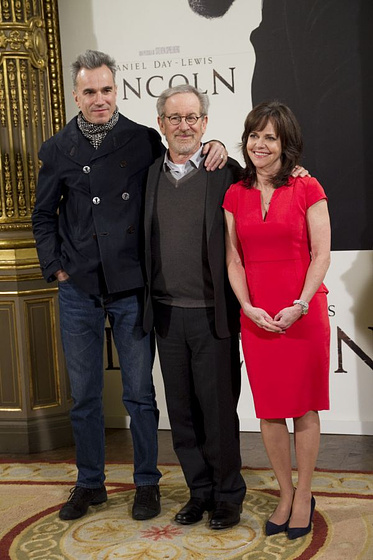 Steven Spielberg, Sally Field y Daniel Day-Lewis en Lincoln (Photocall en Madrid. Enero 2013)