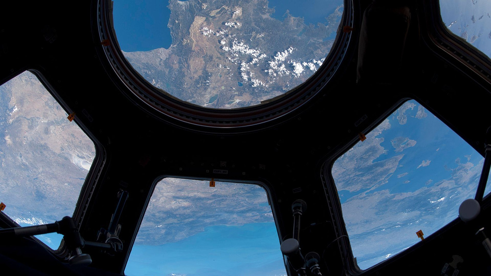 Imagen de Beyond, ode to the Earth