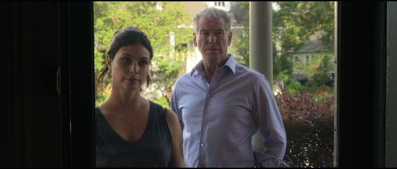 Pierce Brosnan y Morena Baccarin en Fast Charlie