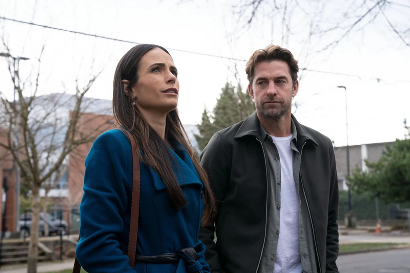 Jordana Brewster y Scott Speedman en la-puerta-del-sotano