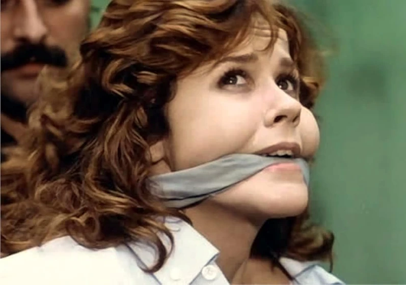 Linda Blair en rojo-caliente