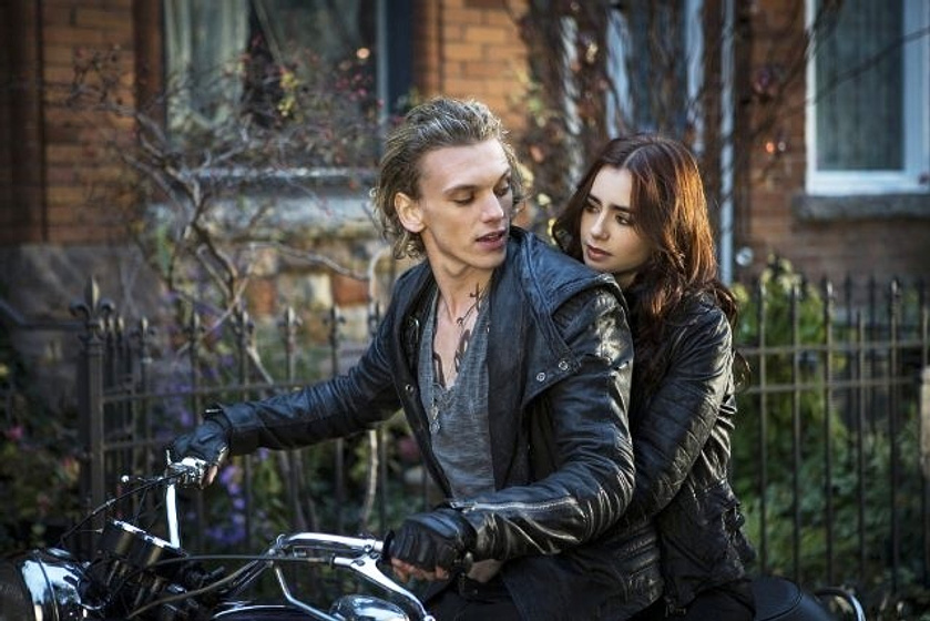 Jamie Campbell Bower y Lily Collins en Cazadores de sombras: Ciudad de hueso