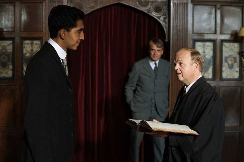Jeremy Irons, Toby Jones y Dev Patel en El Hombre que conocía el infinito