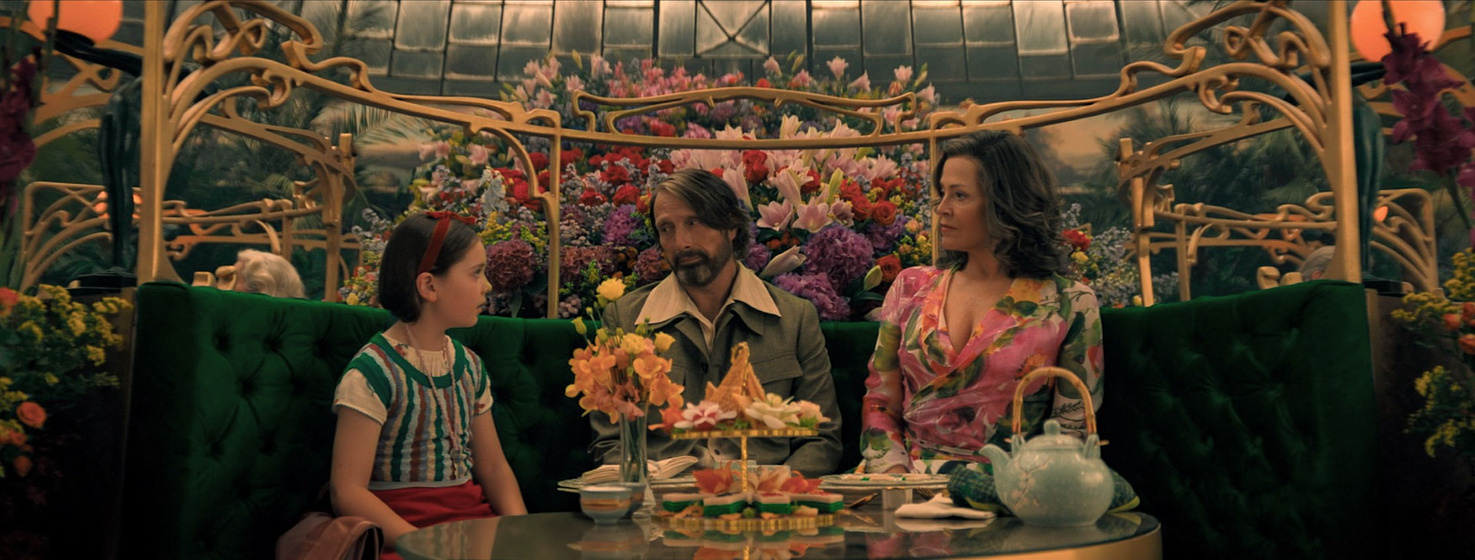 Sigourney Weaver, Mads Mikkelsen y Sophie Sloan en atrapando-a-un-monstruo