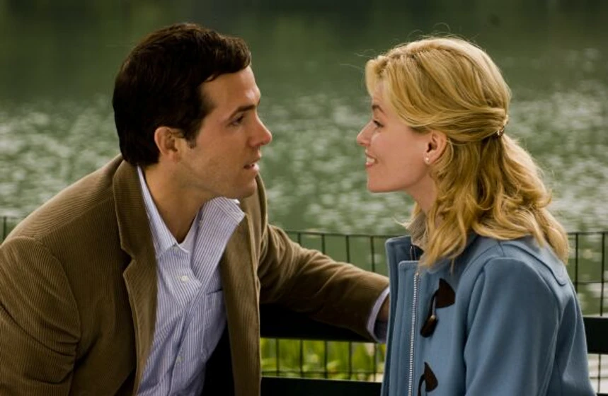 Elizabeth Banks y Ryan Reynolds en definitivamente-quizas