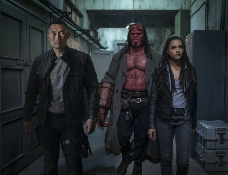 Daniel Dae Kim, David Harbour y Sasha Lane en hellboy-2018