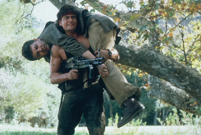 Charlie Sheen y Rowan Atkinson en hot-shots-2
