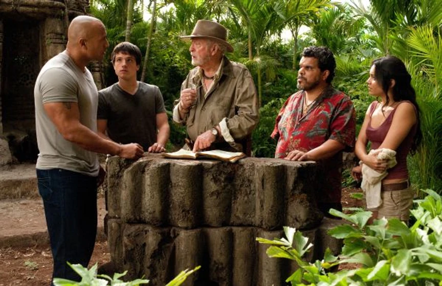 Michael Caine, Luis Guzmán, Dwayne Johnson, Josh Hutcherson y Vanessa Hudgens en viaje-al-centro-de-la-tierra-2-la-isla-misteriosa