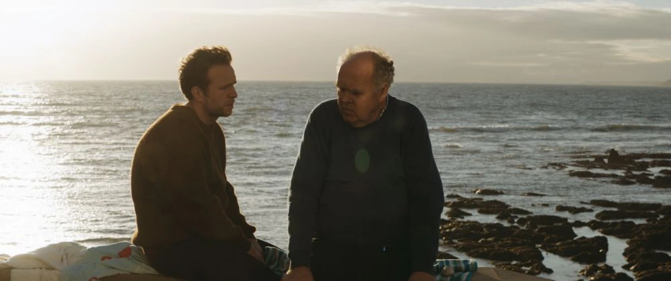 Rafe Spall y Richard Cordery en cuando-yo-no-este