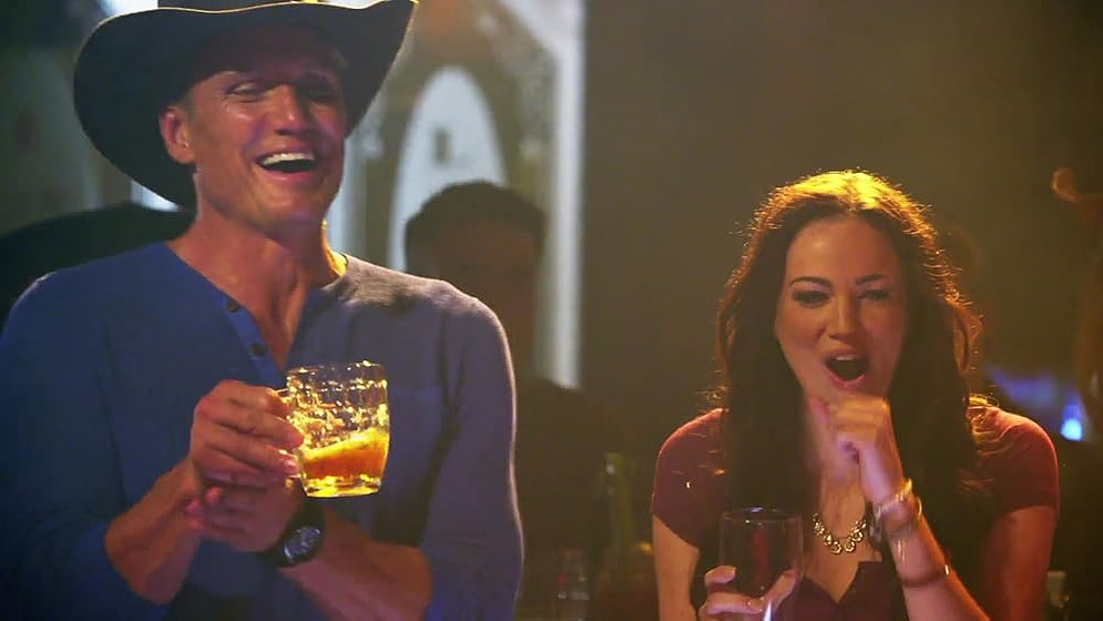 Dolph Lundgren y Darla Taylor en Poli de Guardería 2