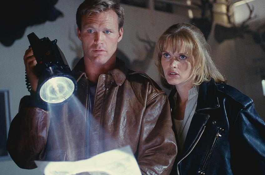 Brian Bosworth y Claire Yarlett en Cazador de Medianoche