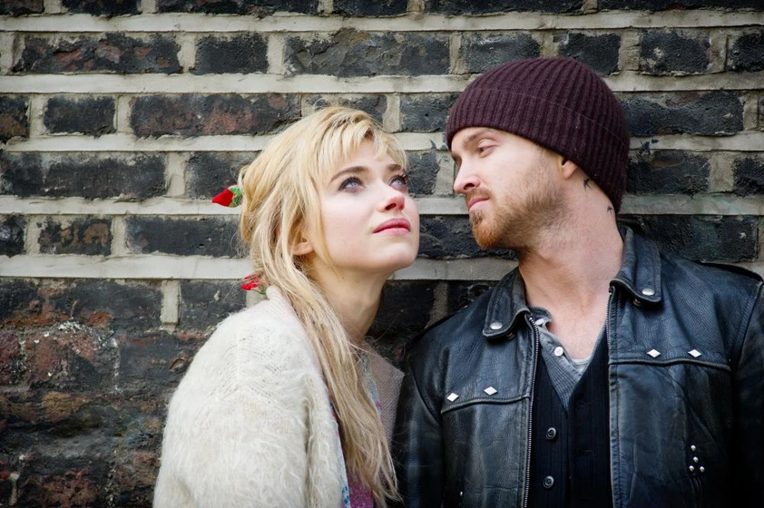 Imogen Poots y Aaron Paul en mejor-otro-dia