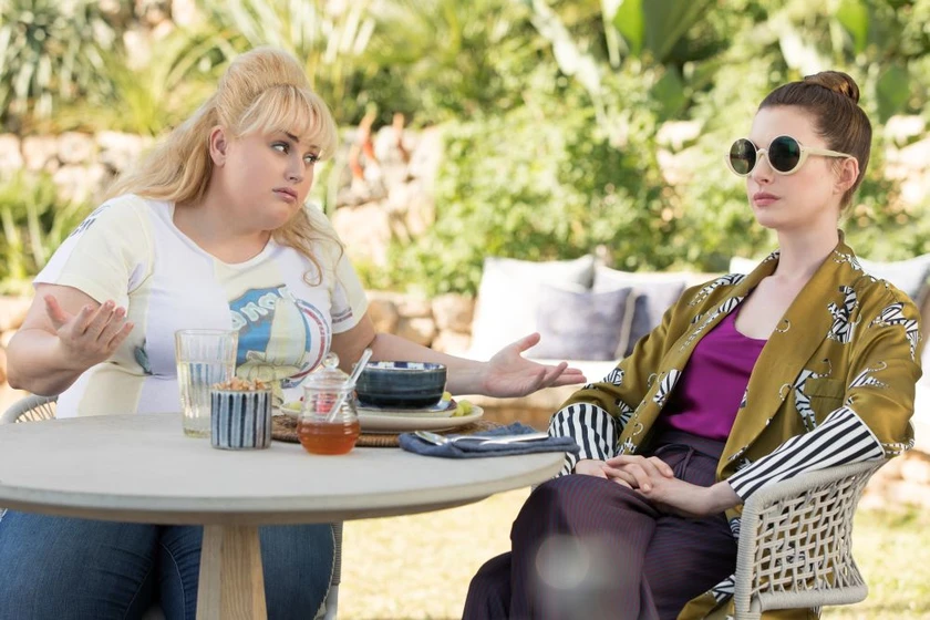 Anne Hathaway y Rebel Wilson en timadoras-compulsivas