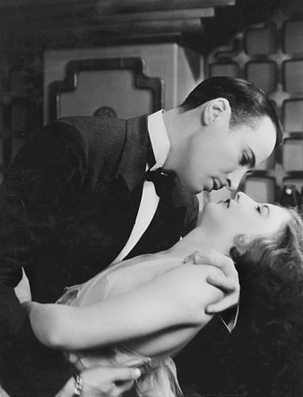 Barbara Stanwyck y Rod La Rocque en la-puerta-cerrada