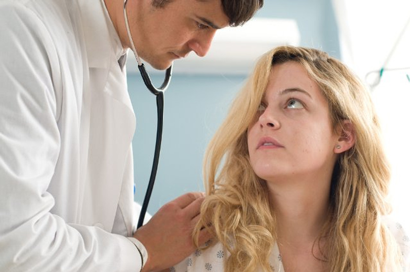 Orlando Bloom y Riley Keough en The Good Doctor