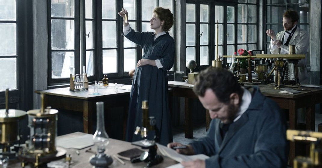 Karolina Gruszka y Arieh Worthalter en Marie Curie
