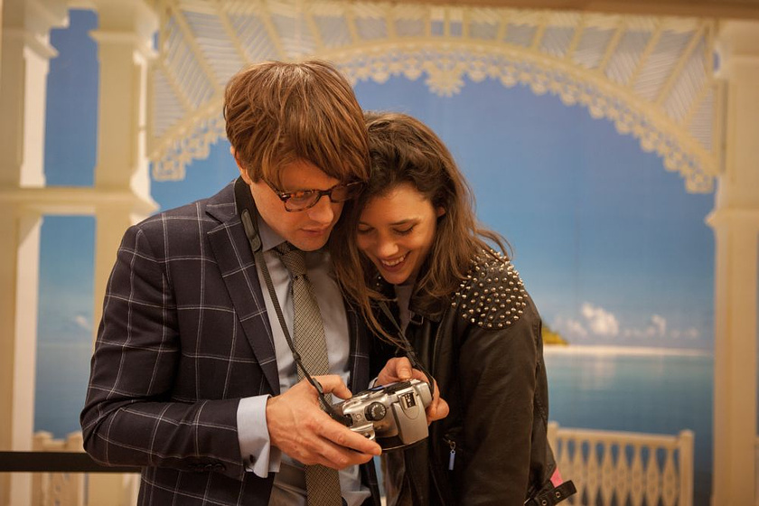 Michael Pitt y Astrid Berges-Frisbey en Orígenes