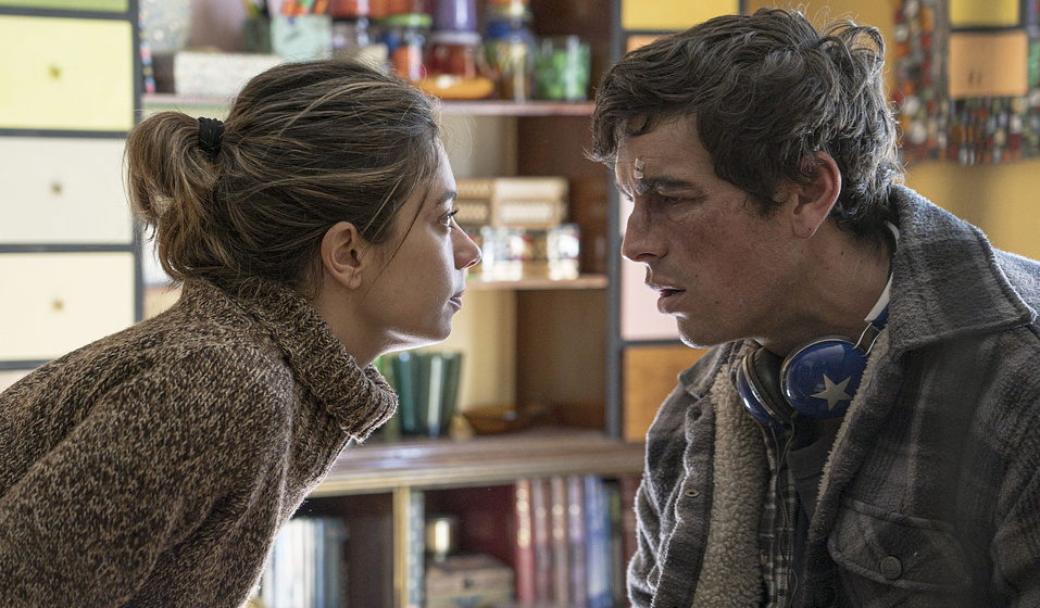 Mario Casas y Anna Ruiz en Escape
