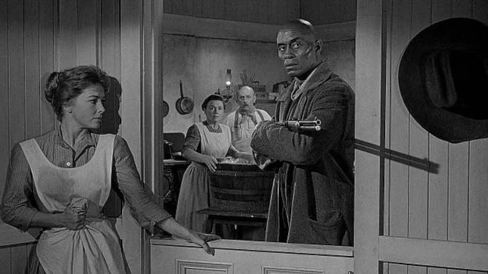 Vera Miles y Woody Strode en el-hombre-que-mato-a-liberty-valance