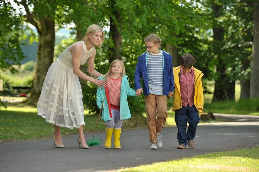 Rosamund Pike y Bobby Smalldridge en Nuestro último verano en Escocia