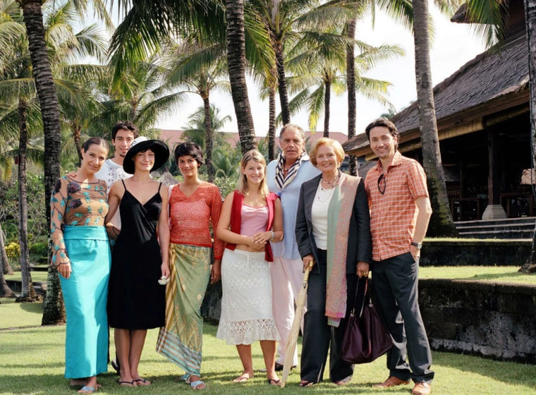 Marion Mitterhammer, Mandala Tayde, Christian Kohlund, Ruth-Maria Kubitschek, Ulrich Reinthaller, Stefano Bernardin, Miriam Morgenstern y Clelia Sarto en Dream Hotel: Bali