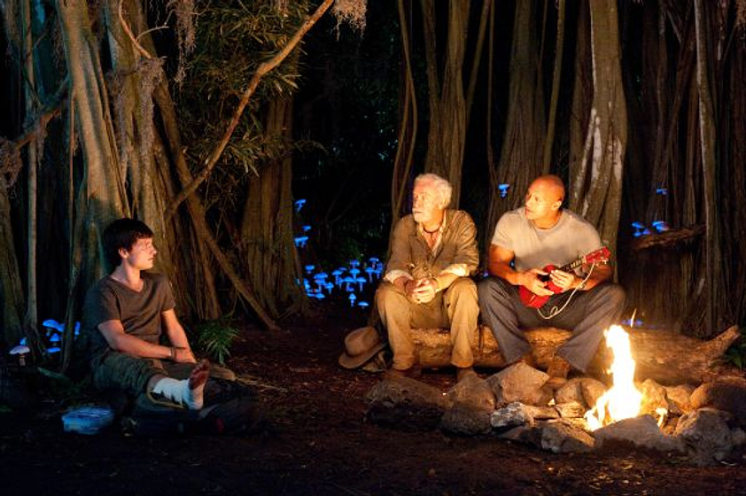Michael Caine, Dwayne Johnson y Josh Hutcherson en Viaje al centro de la tierra 2. La Isla misteriosa
