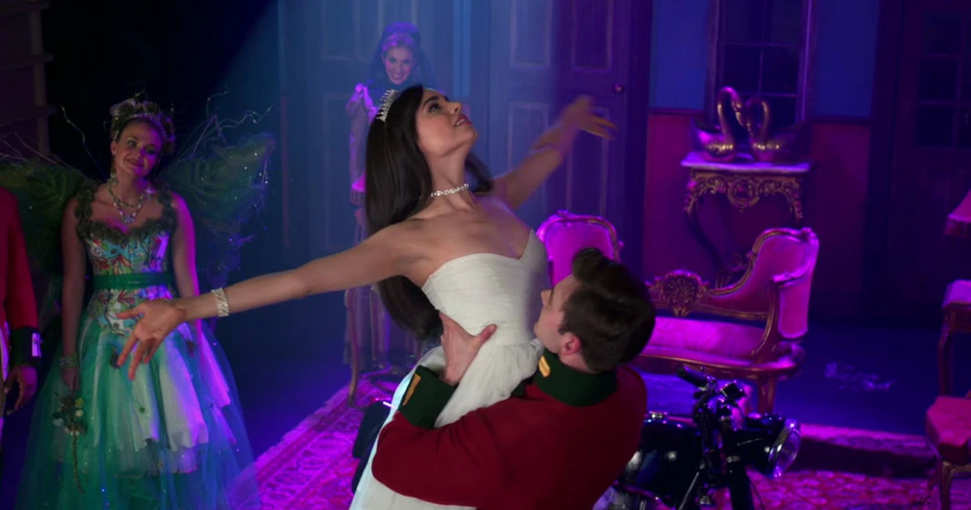 Thomas Law y Sofia Carson en una-cenicienta-moderna-el-papel-de-su-vida