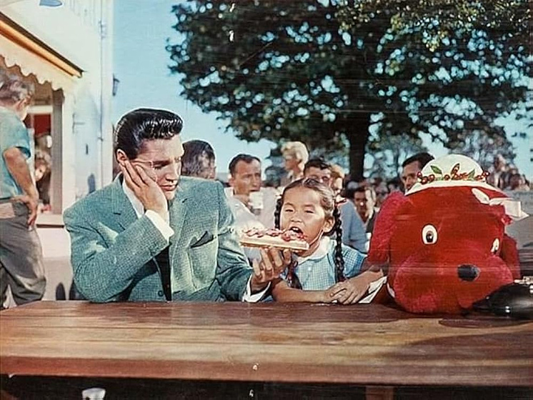 Elvis Presley y Vicky Tiu en Puños y Lágrimas
