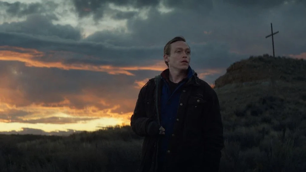 Caleb Landry Jones en down-the-arm-of-god