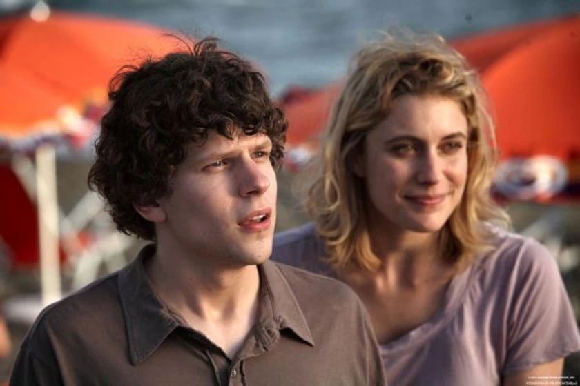 Jesse Eisenberg y Greta Gerwig en a-roma-con-amor