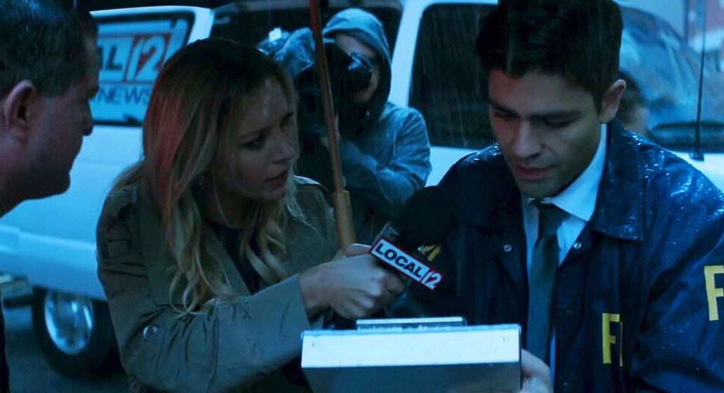 Adrian Grenier y Tara Holt en los-conspiradores