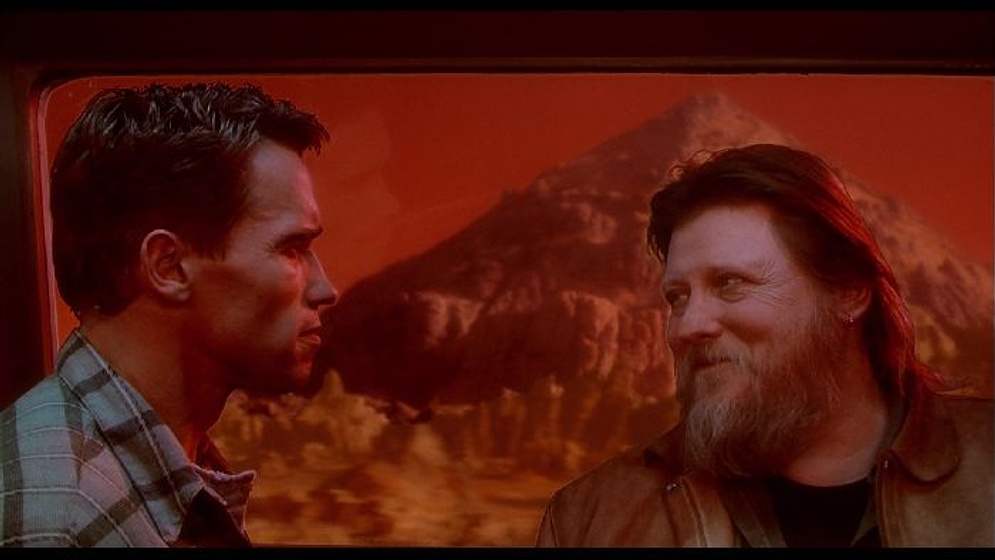 Arnold Schwarzenegger y Mickey Jones en Desafío Total