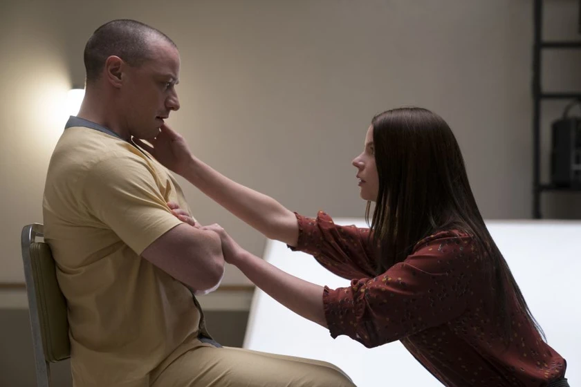 James McAvoy y Anya Taylor-Joy en glass-cristal