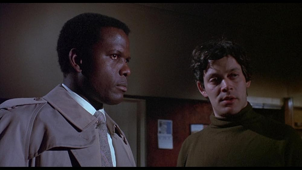 Raul Julia y Sidney Poitier en El Inspector Tibbs Contra La organización