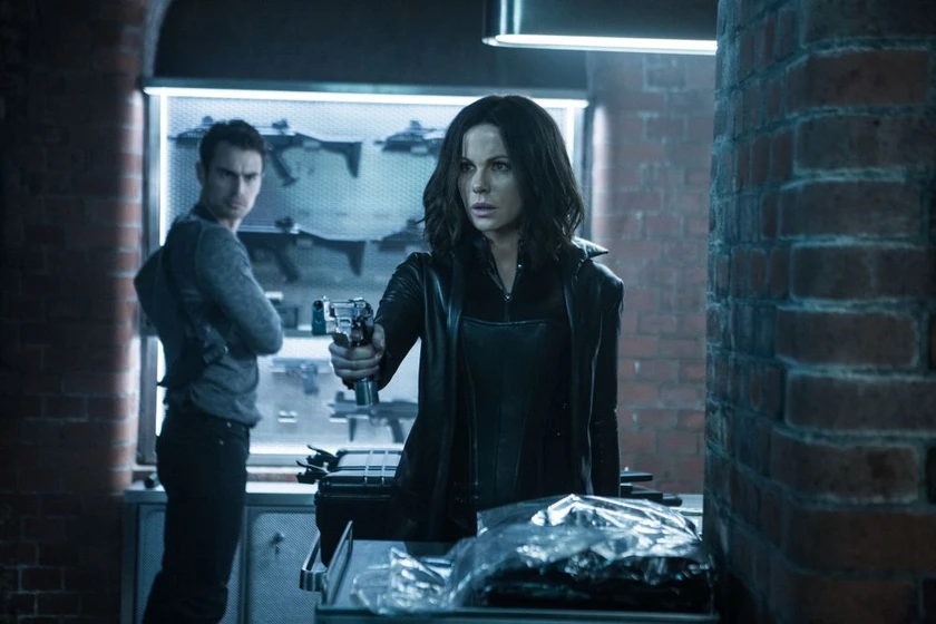 Kate Beckinsale y Theo James en underworld-guerras-de-sangre