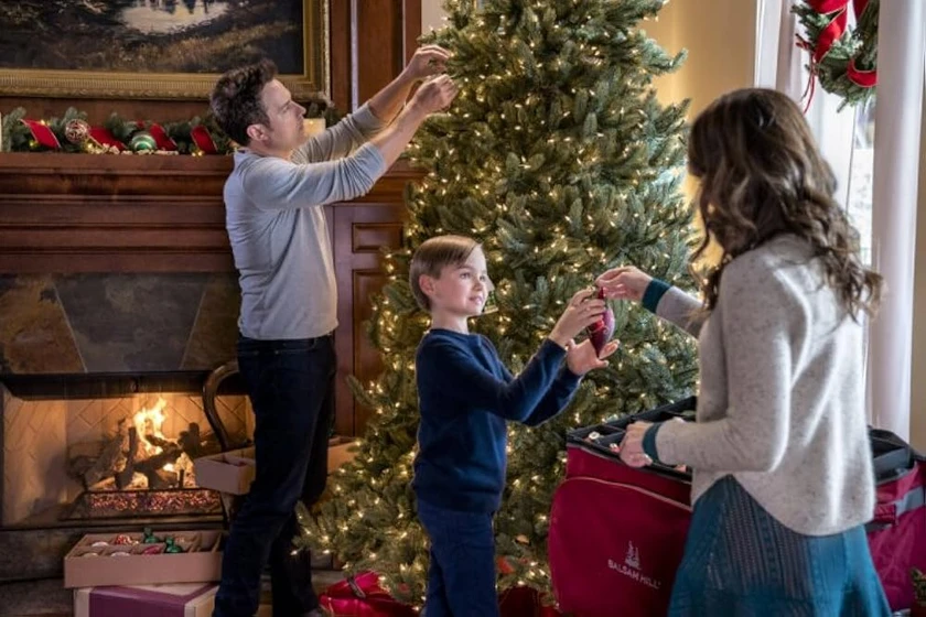 Autumn Reeser, David Haydn-Jones y Liam Hughes en navidad-en-la-casa-bramble
