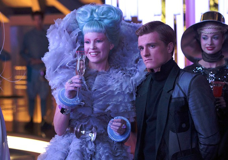 Elizabeth Banks y Josh Hutcherson en Los Juegos del Hambre. En Llamas
