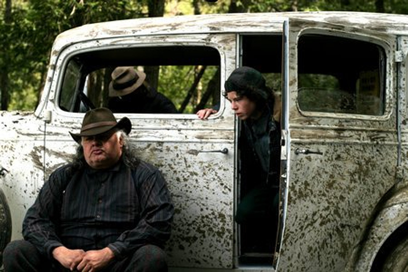 William Sanderson y Charlie McDermott en La Frontera del Contrabando
