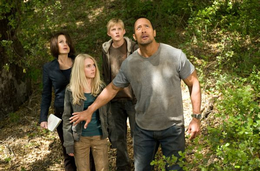 Dwayne Johnson, Carla Gugino, Annasophia Robb y Alexander Ludwig en La Montaña Embrujada