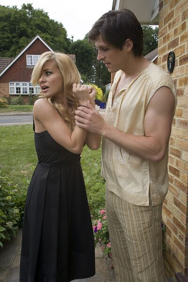Carmen Electra y Giles Alderson en Vaya par de productorex