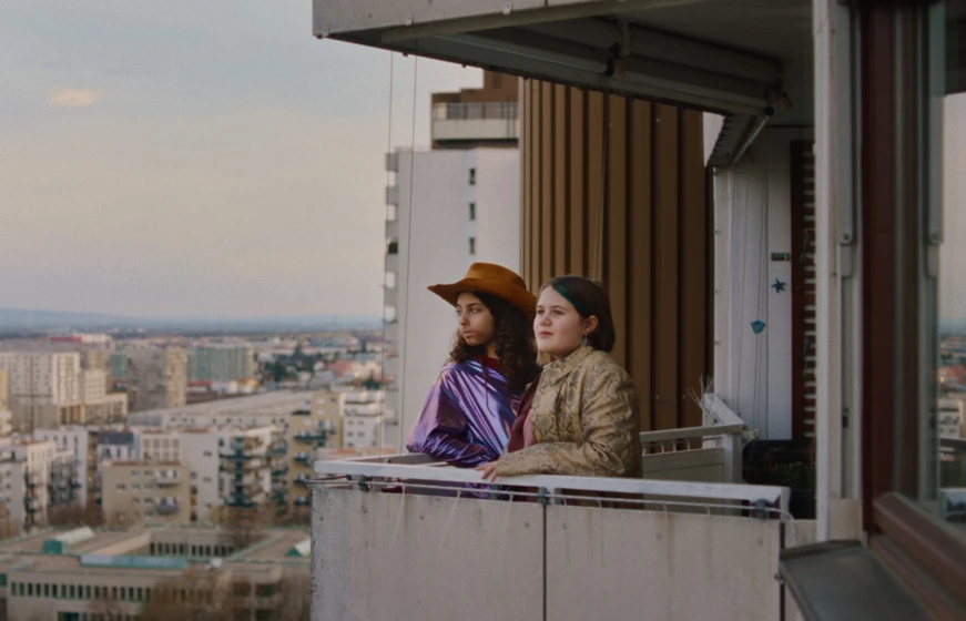 Siena Popović y Jessica Paar en if-you-are-afraid-you-put-your-heart-into-your-mouth-and-smile