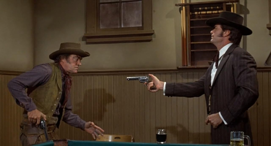 James Garner y Jack Elam en Látigo