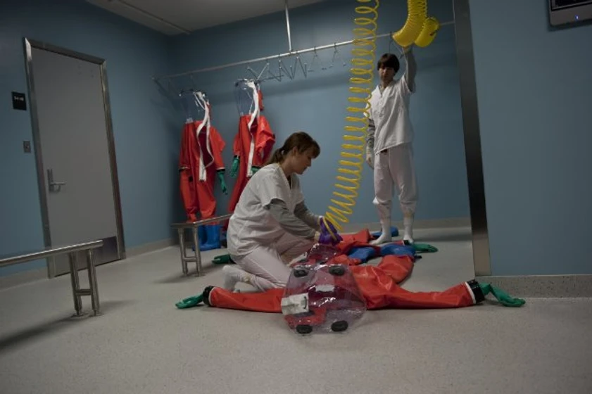 Jennifer Ehle y Demetri Martin en contagio