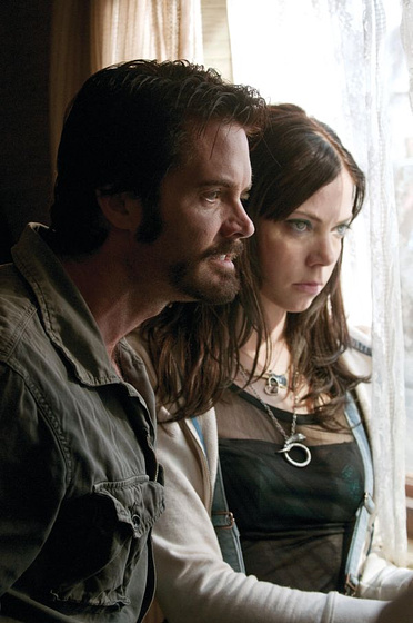 Garret Dillahunt y Martha MacIsaac en La Última Casa a la Izquierda