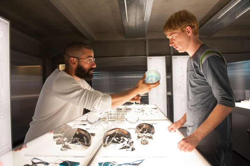 Oscar Isaac y Domhnall Gleeson en Ex Machina