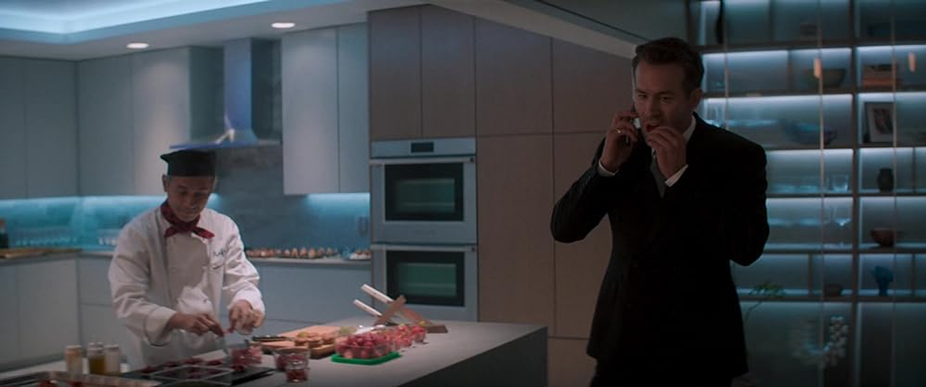 Ryan Reynolds y Keanu Ham en El Espíritu de la Navidad