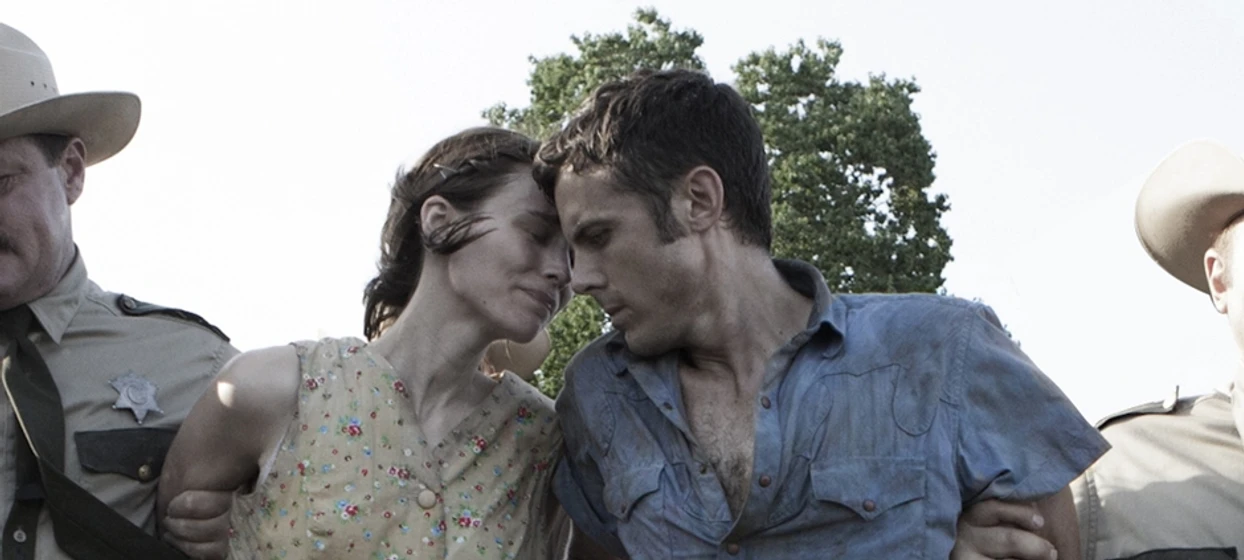 Casey Affleck y Rooney Mara en en-algun-lugar-sin-ley