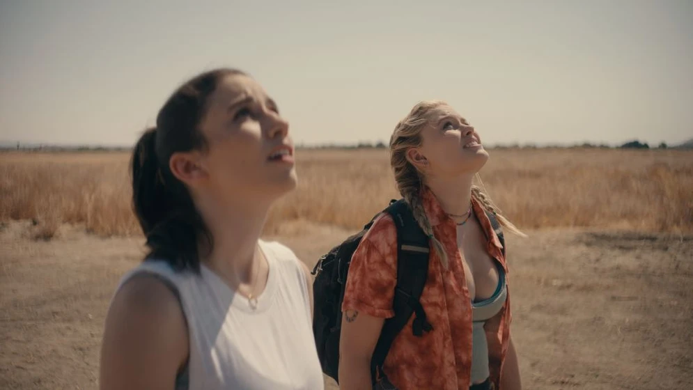 Virginia Gardner y Grace Caroline Currey en fall