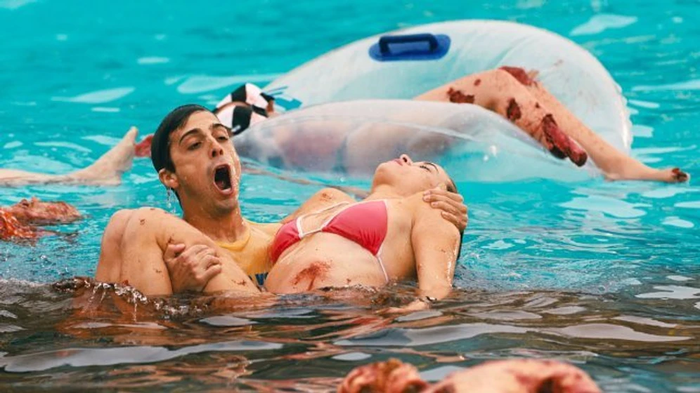 Danielle Panabaker y Matt Bush en piranha-3dd