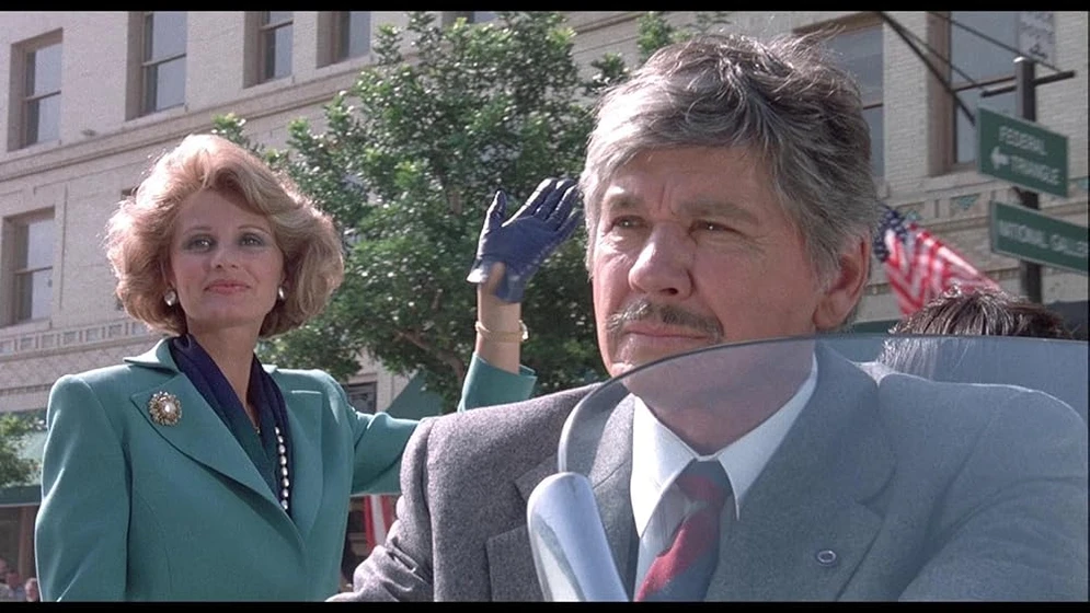 Charles Bronson y Jill Ireland en el-guardaespaldas-de-la-primera-dama